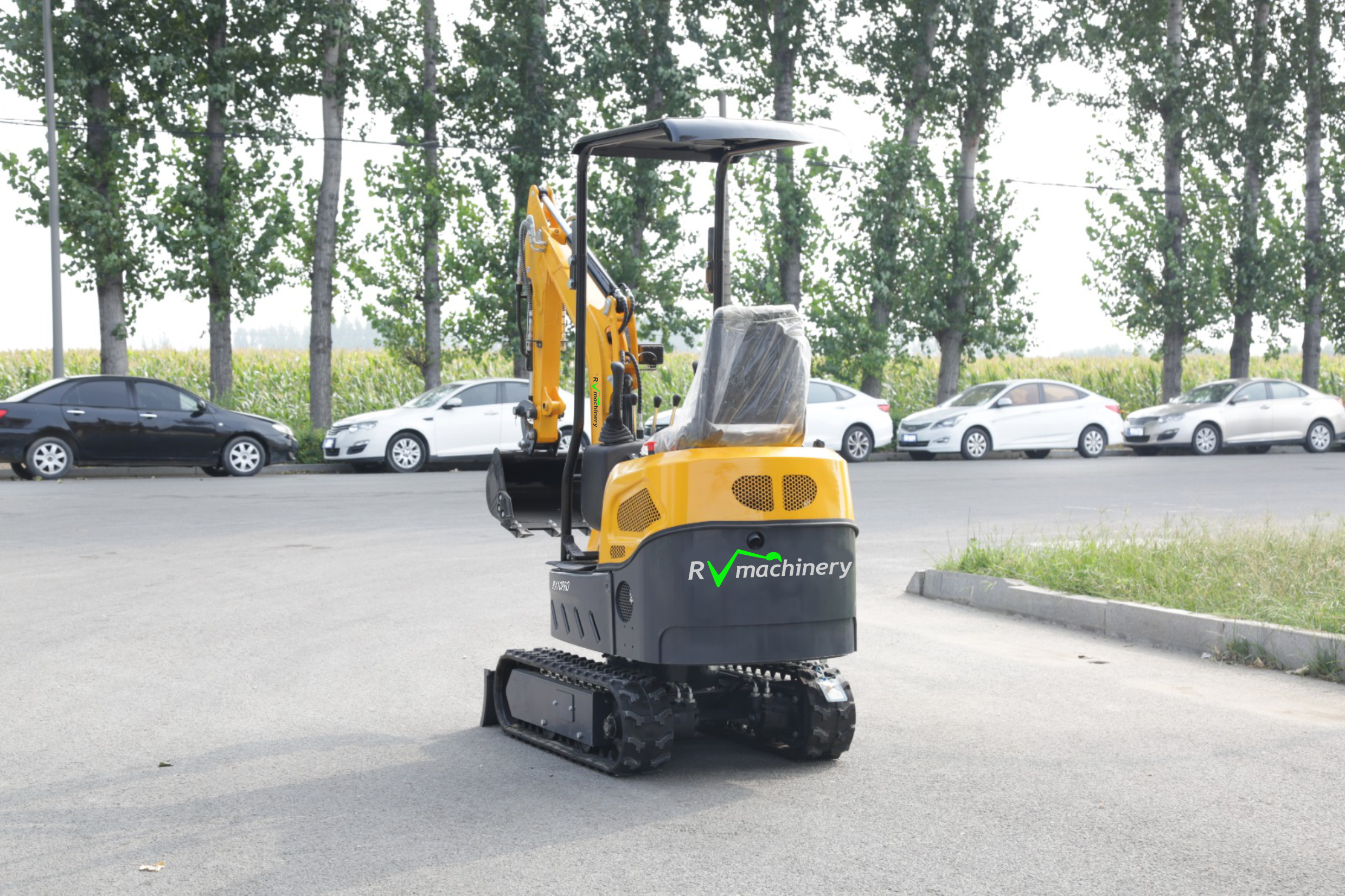 Minibagr RXT10PRO 1T – zadní pohled s mimoosou funkcí, robustní konstrukce pro náročné podmínky.